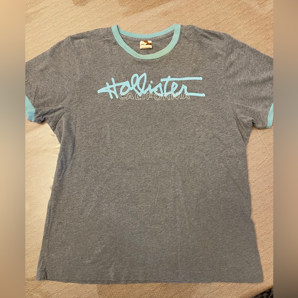Great for summer or school.  Vintage style Hollister shirt.